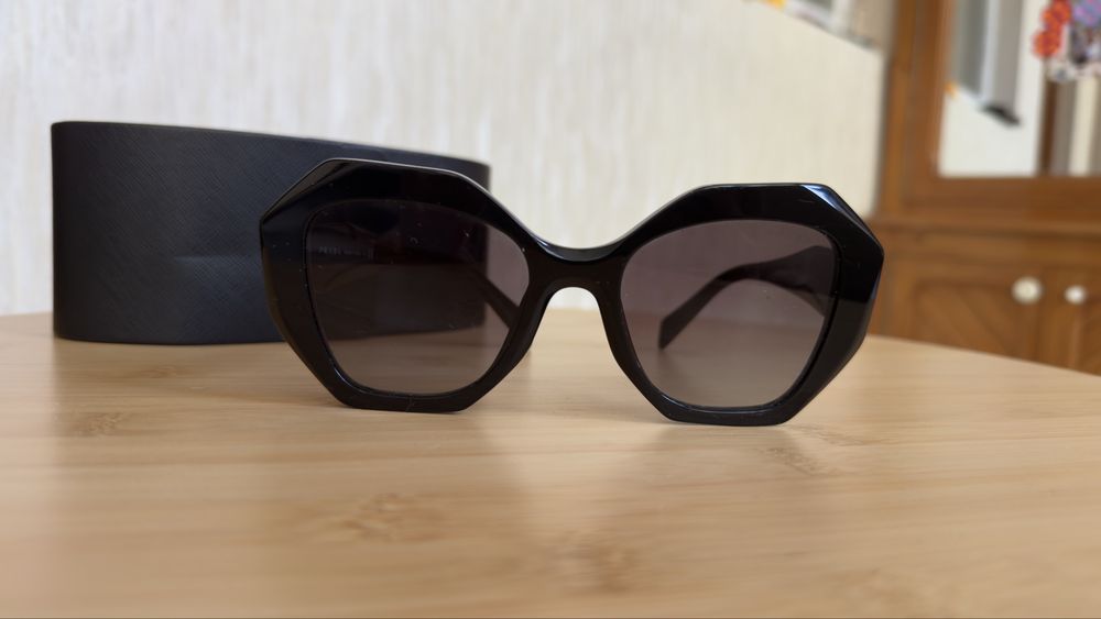 Ochelari de soare Prada
