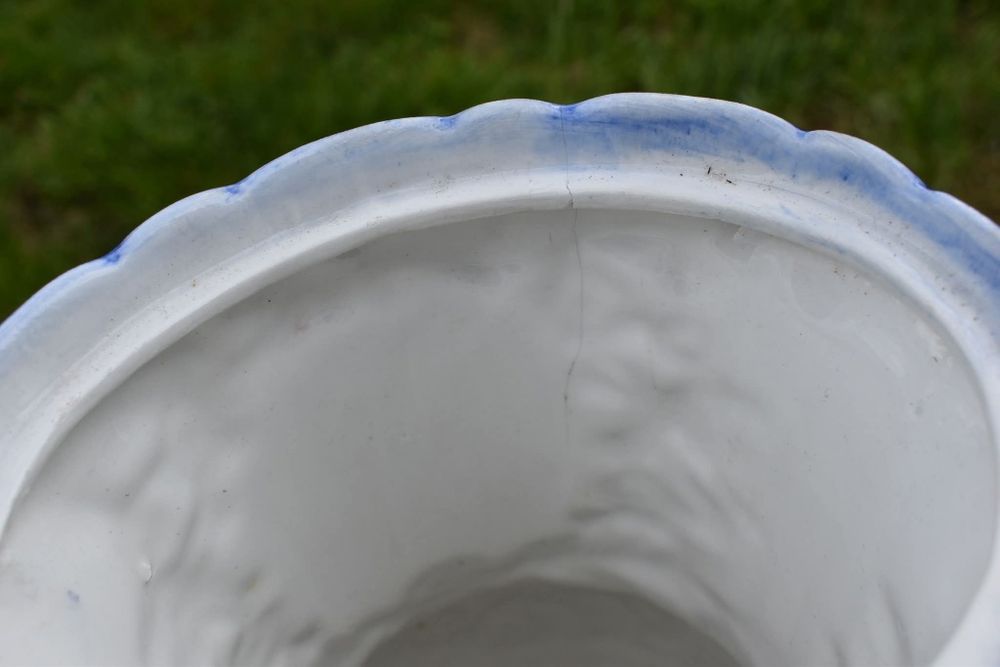 Антикварна керамична ваза с капак – ръчна изработка

Прекрасна декорат