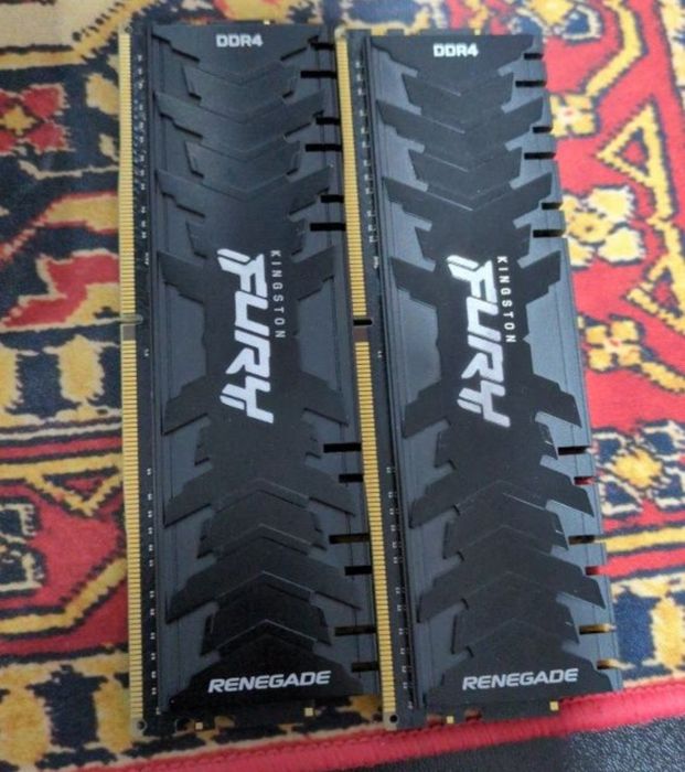 Vand 16gb memorie ram ddr4 3600mhz URGENT!