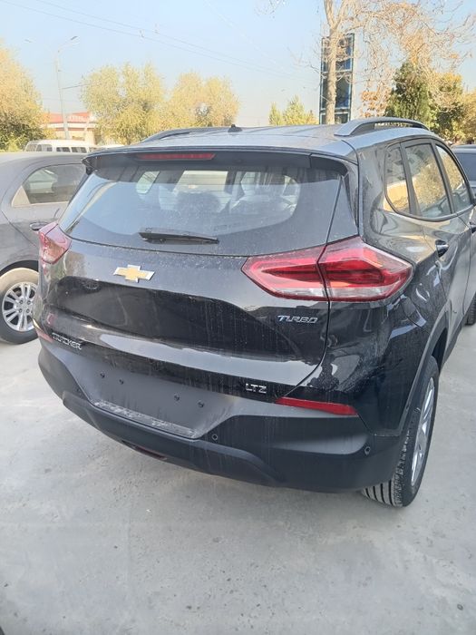 Trekker 2 ikinchi pozitsiya qora va oq svet avtosalonda duribdi egadan