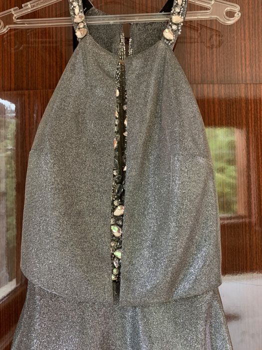 Бална рокля сива, брокатена, блестяща, гол гръб