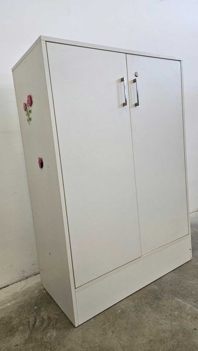 Витрина със стъклени рафтове