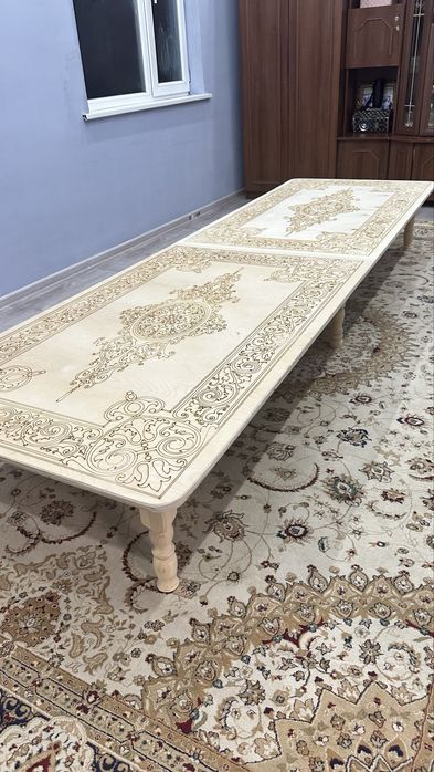 Стол гостиной новый