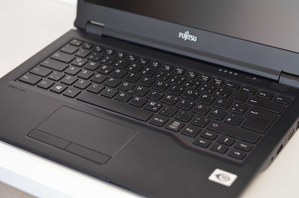 Лаптоп Fujitsu LifeBook E5411 - Intel Core i3-1115G4 / 16GB RAM DDR4 / 256GB SSD
