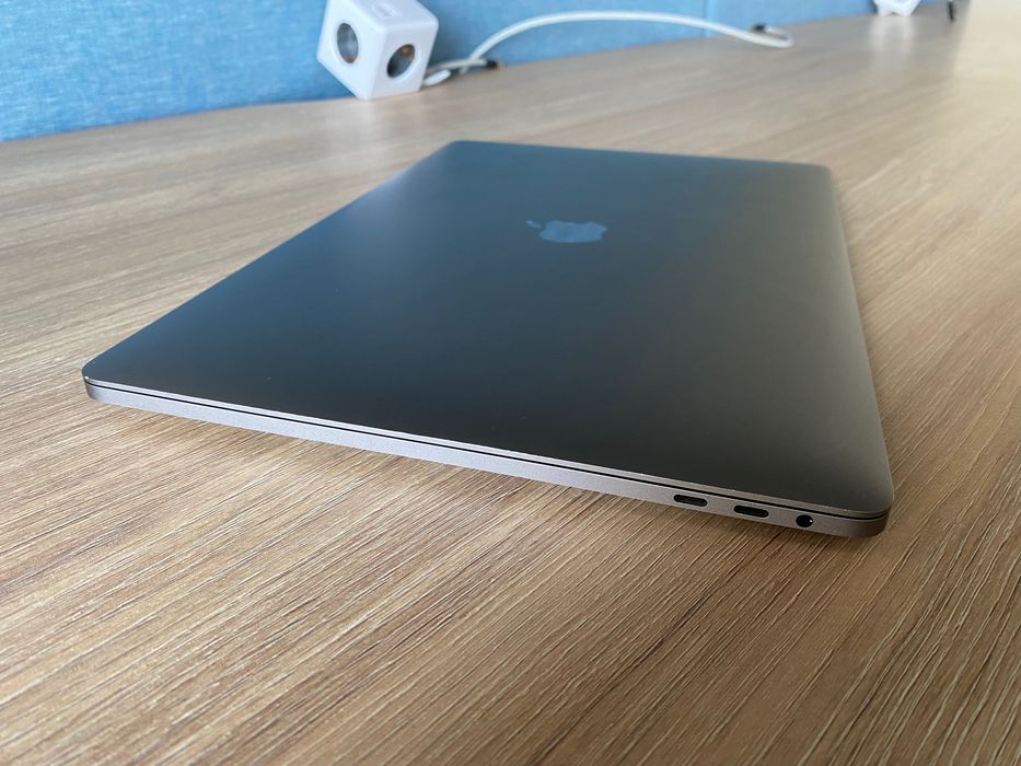MacBook Pro 15' (2019) i9, Radeon Pro Vega 16, 512SSD