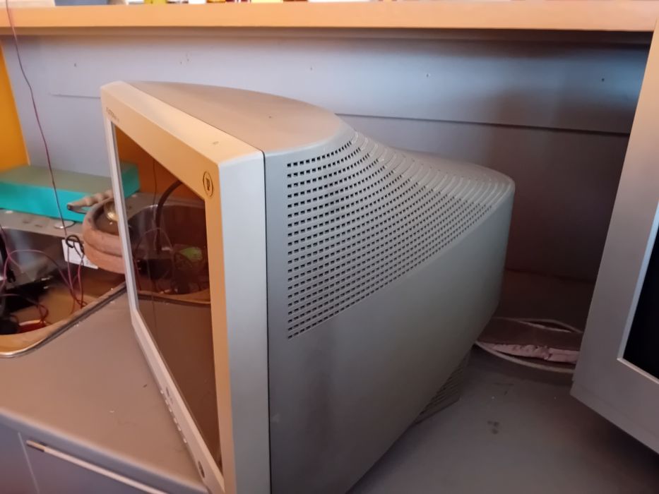 Два монитора за  вътрешна мрежа