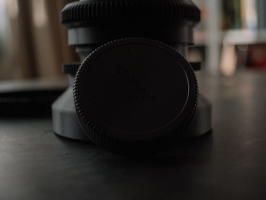 Продавам f0.95 35mm кино обектив