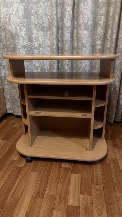 Продам столик на колесах