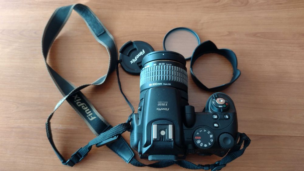 Cameră foto Fujifilm FinePix S9600, filtru anti-UV și geantă Tamrac