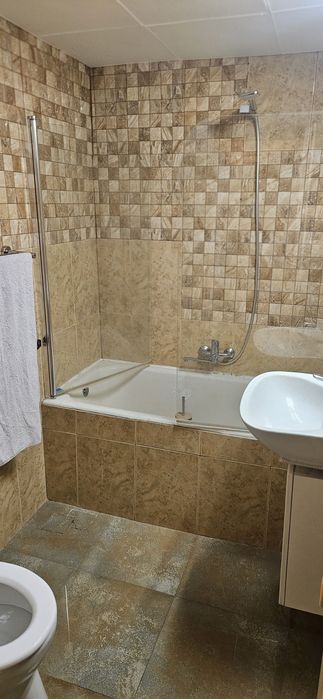 Ofer apartament la casa cu curte proprie zona sp.jud..70mp