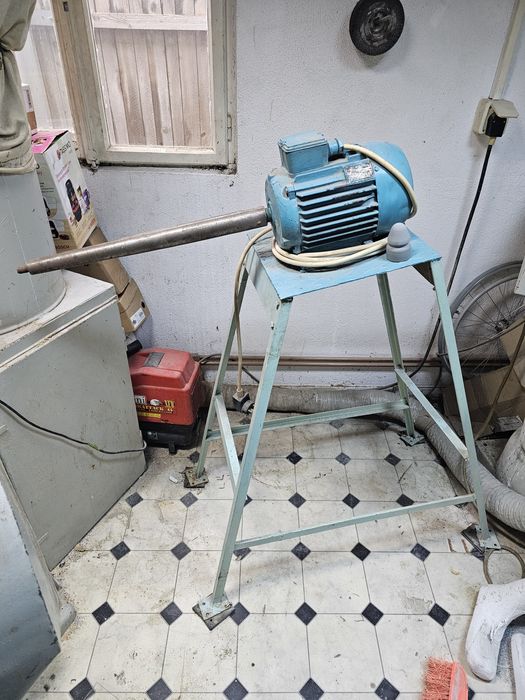 polizor cu ax lung pe stativ