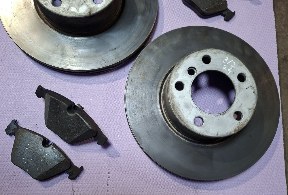 Set discuri frana fata cu plăcuțe 302 / 24 BMW E90 E91 aproape noi