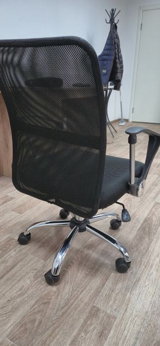 Стулья офисные .