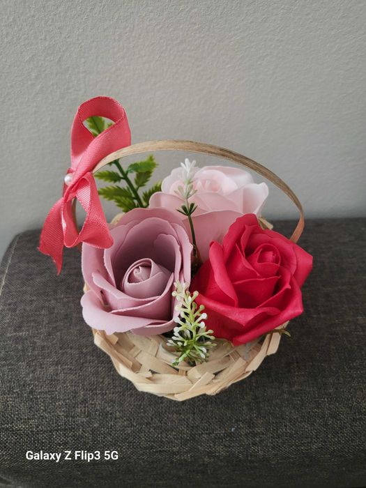 Кутии, кошнички и кашпи с рози от пластичен сапун