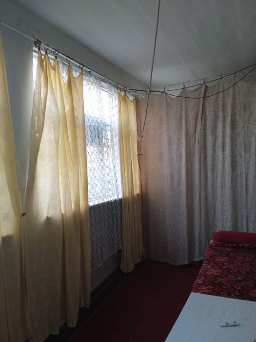 3 х комнатная квартира на 1м этаже кирпичного дома район Азиз базара