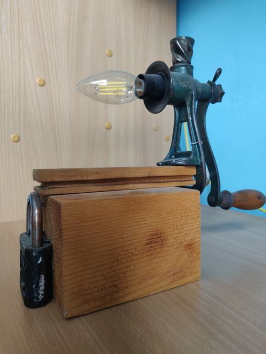 Aplica de perete din lemn de tei și veioza rustică