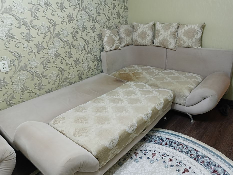 Диван угловой и кресло