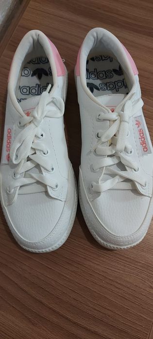 Новые кроссовки. 36 размер