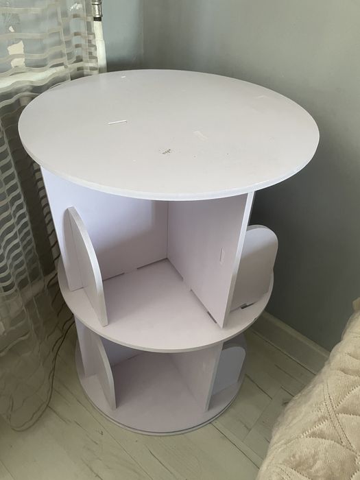 Крутящаяся тумба. Пластик.