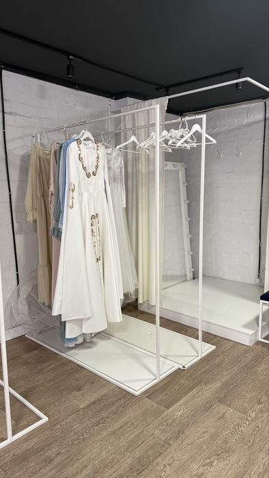 Продам подиум, плечики, стойки, зеркала