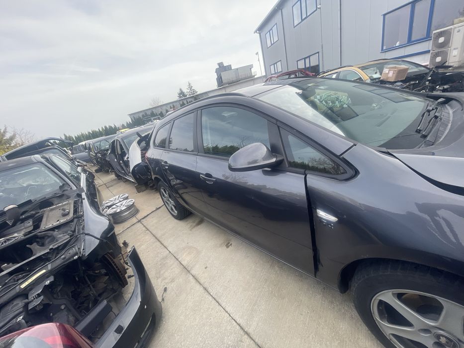 Опел Астра J на части