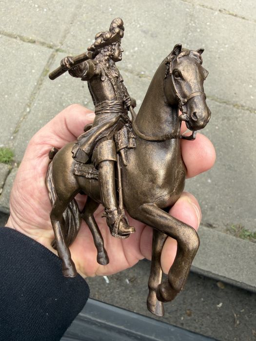 Статуетка на PAPO. Декоративна фигурка