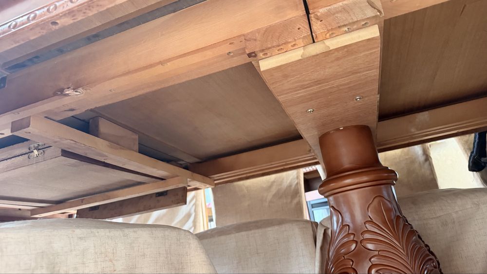 Деревянный стол и стулья 12