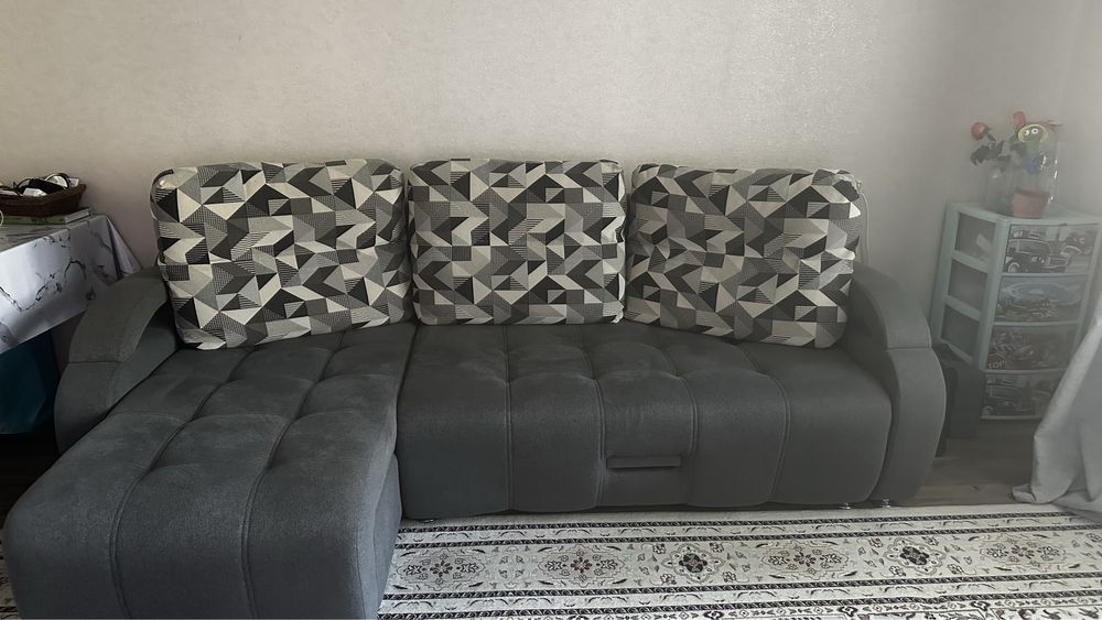 Продам диван для гостиной