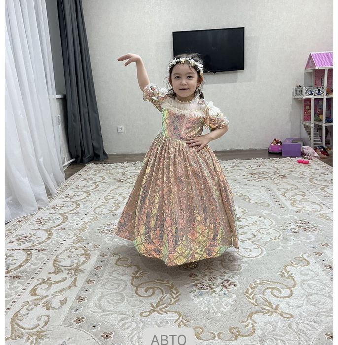Продам Нарядное платье для девочки 5-6 лет