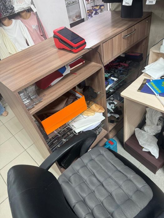 Продам витрина-ресепшен 3000и 8000