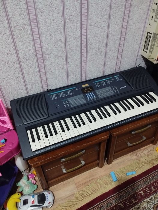 Продам синтезатор