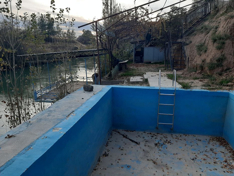 Катта ховли сотилади