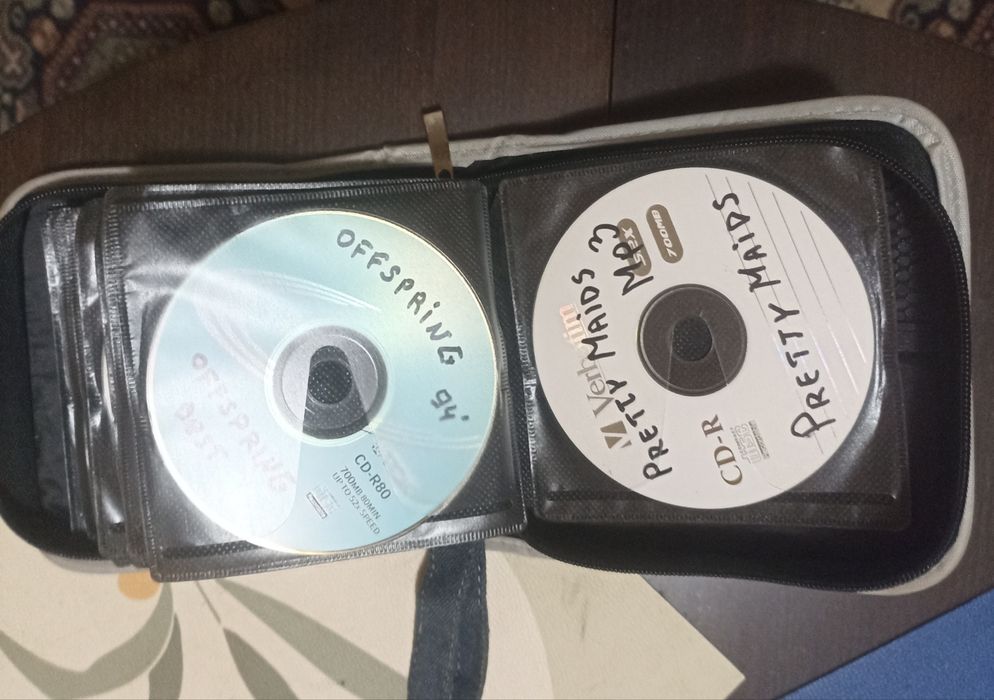 Продавам 70 бр   за фенове на CD с музика mp3  Rock & Heavy metal   3 евро /160  евро