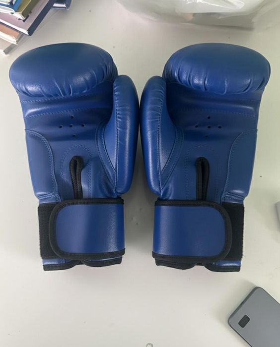 Продаётся  боксерныи перчатки.бу