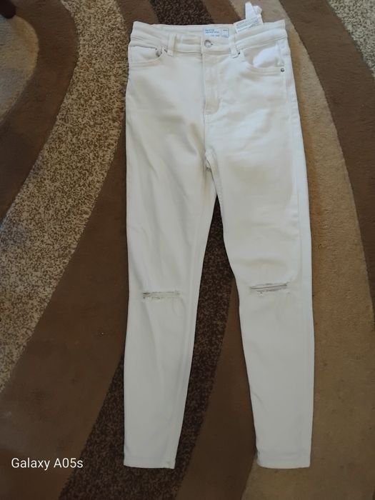 Бял панталон дънки Бершка размер 36