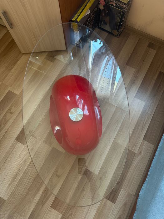 Стъклена маса с червена основа