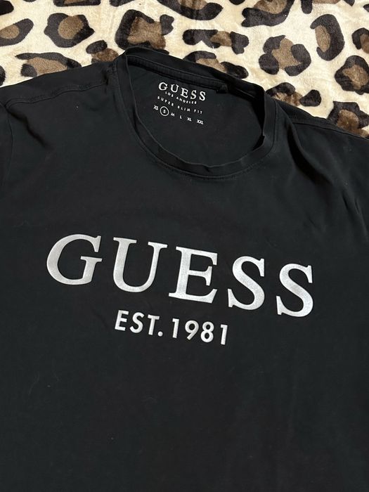 Tricou Guess.