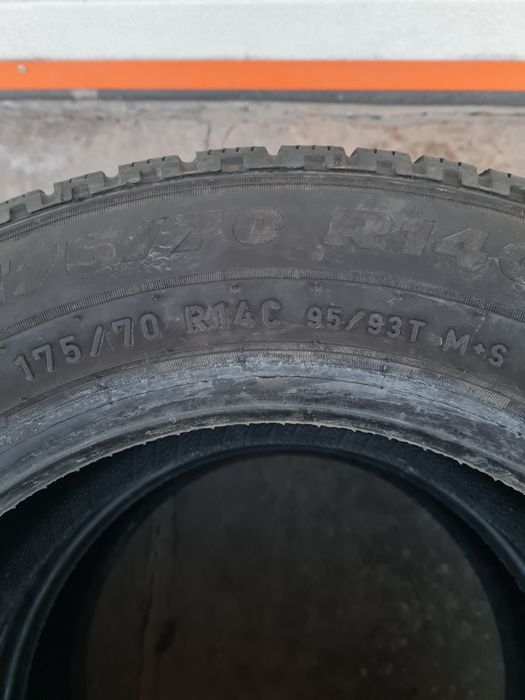 Зимни гуми 2 броя PIRELLI Carier Winter 175 70 R14C дот 3020