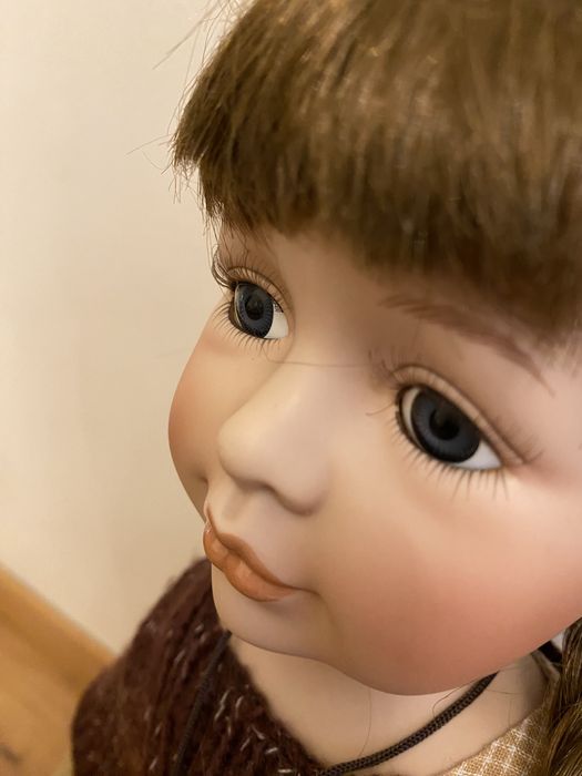 Фарфоровая кукла