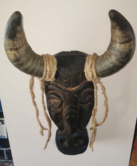 Маска във формата на бик с истински рога и дърво масив българска