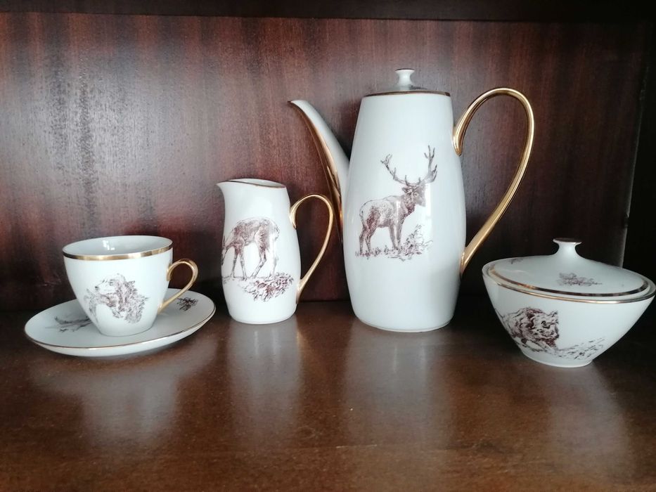 Канички за чай и мляко или кафе със захарничка и чаша.