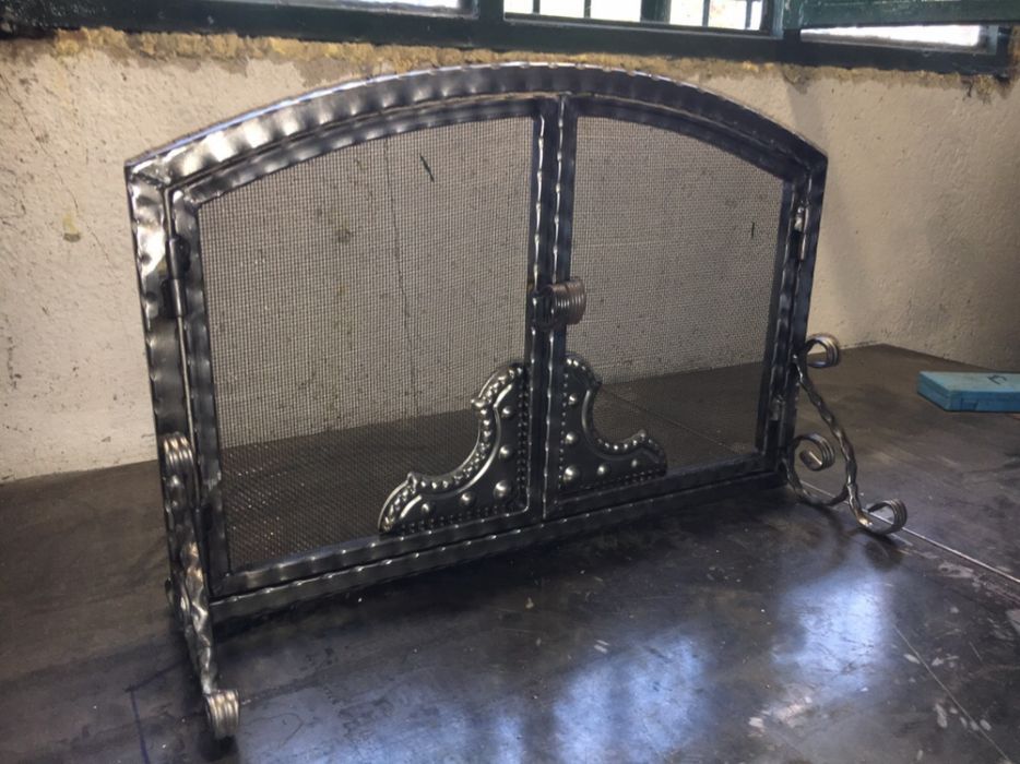 предпазна вратичка за камина от ковано желязо