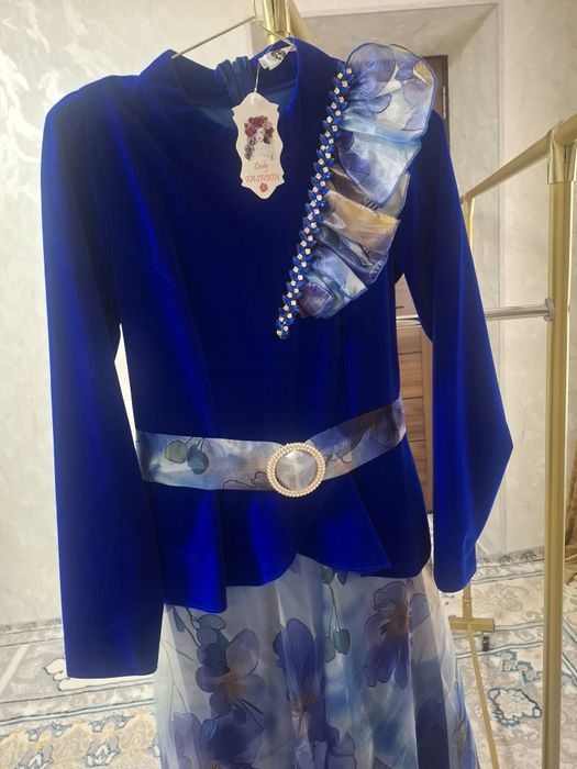 Яркое вечернее платье для девушек