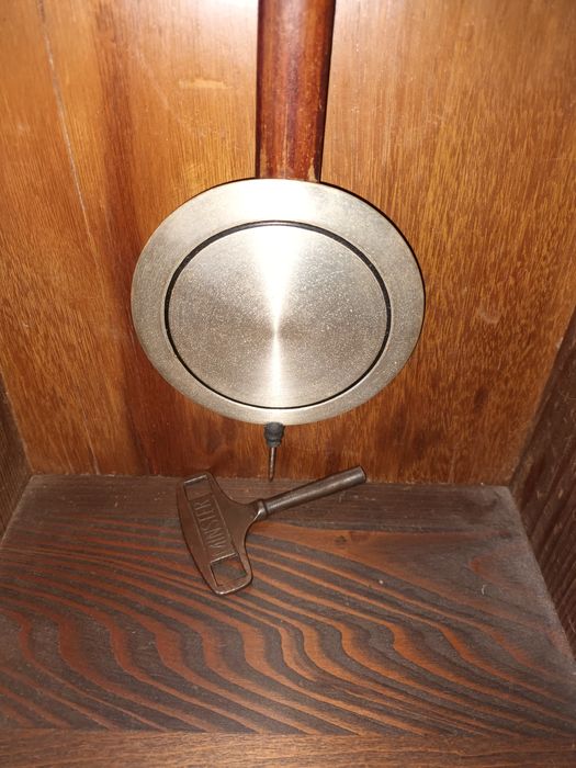 Ceas cu pendul vechi perfect funcțional