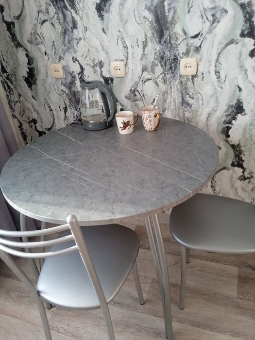 Продам стол и три стула