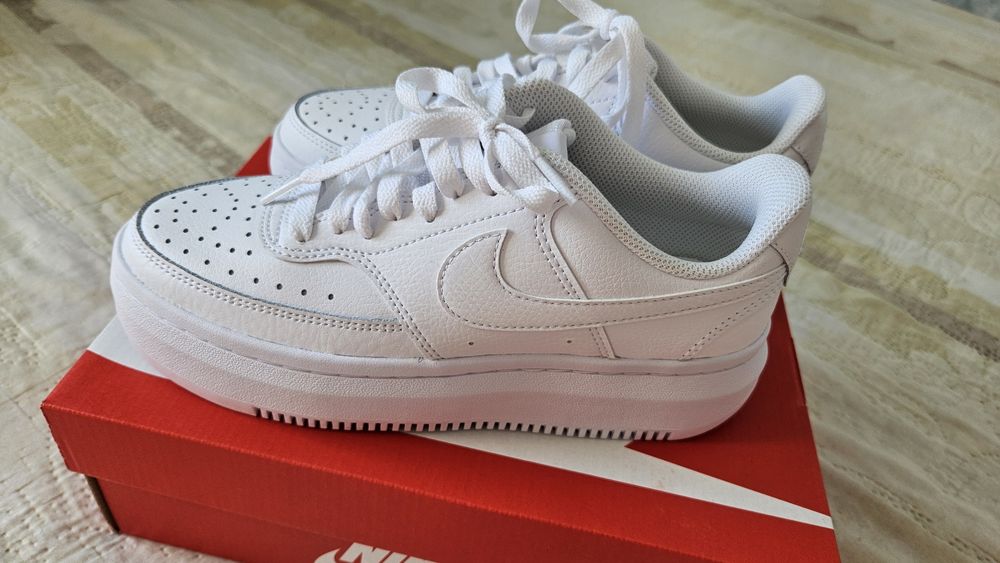 Бели маратонки Nike модел Court Vision Alta