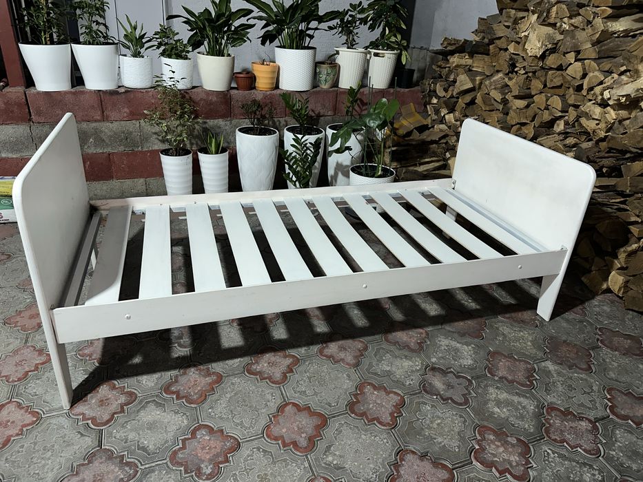 Белая кровать с матрасом 2*1м