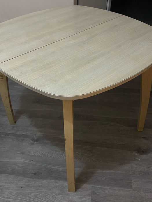 Продается стол,бежевый