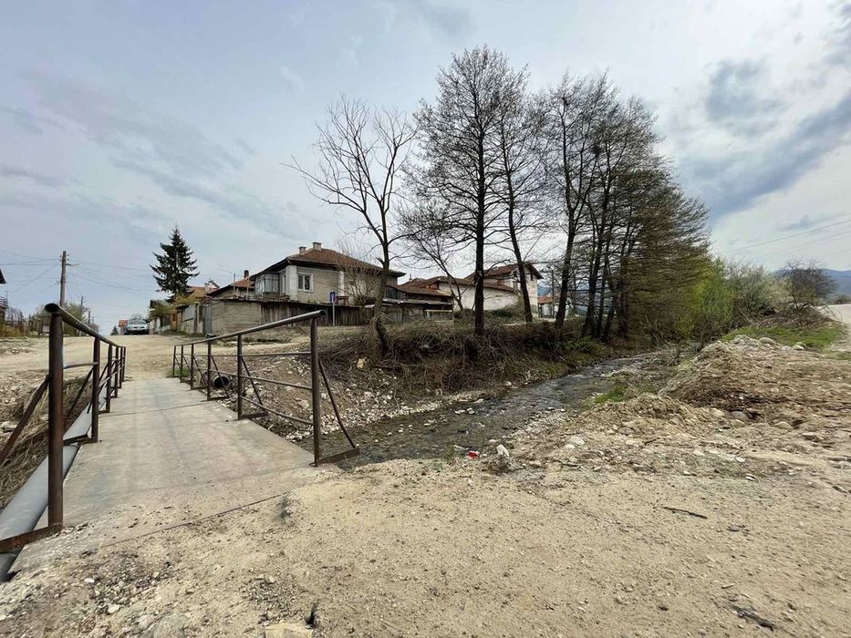 Атрактивен парцел в гр. Долна баня! Отлична инвестиция!