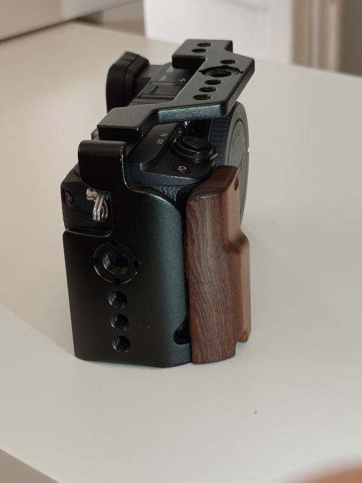 Camera Sony a6400 + obiectiv Sony 16-50 OSS + cage